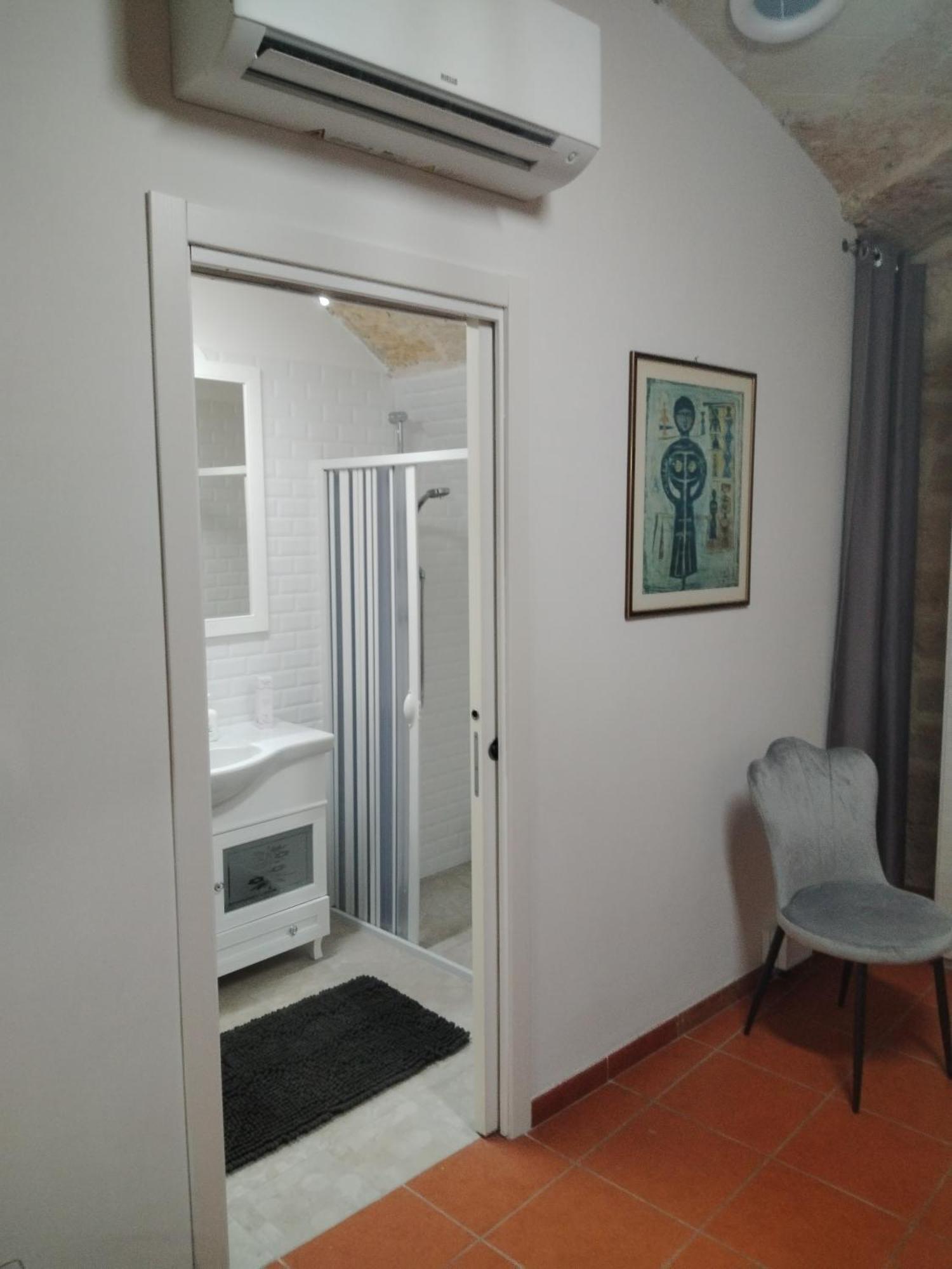 Casa Vacanza Nel Cuore Della Pietra Barletta Eksteriør bilde
